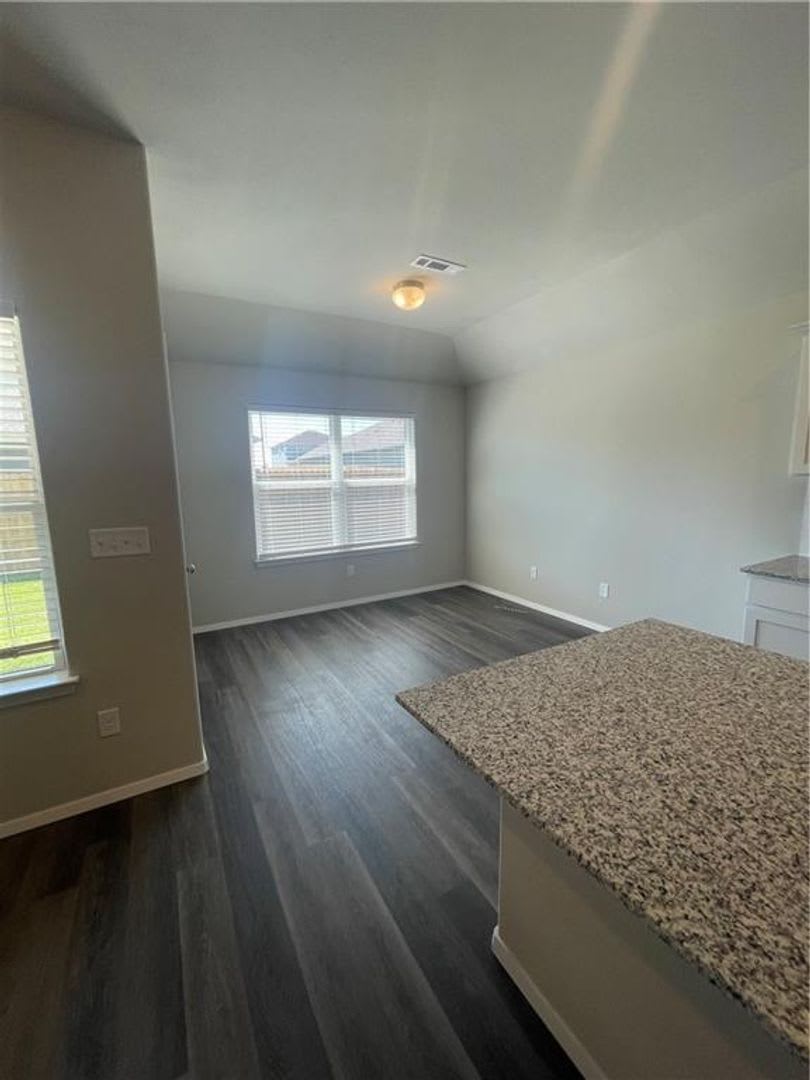 Stylish 3-Bedroom Home with Open Layout & Pet-Friendly Fenced Yard – photo 3