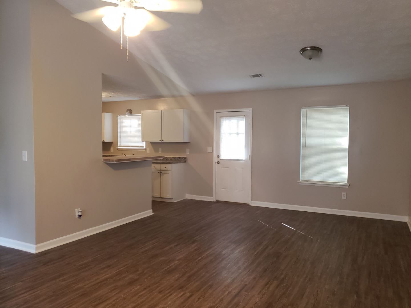 Spacious Ranch-Style 3 Bedroom Home with Bonus room Large back yard! – photo 3