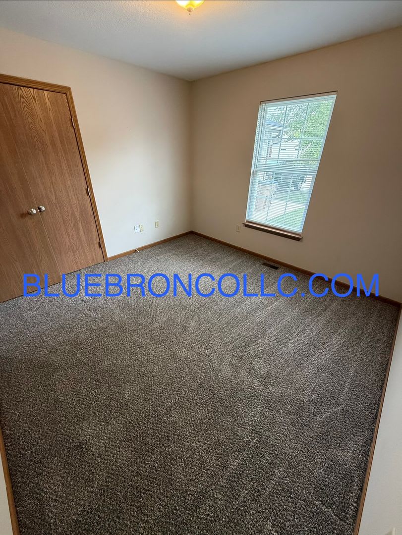 Gorgeous duplex in Raymore with a lot to offer along with new flooring. – photo 4