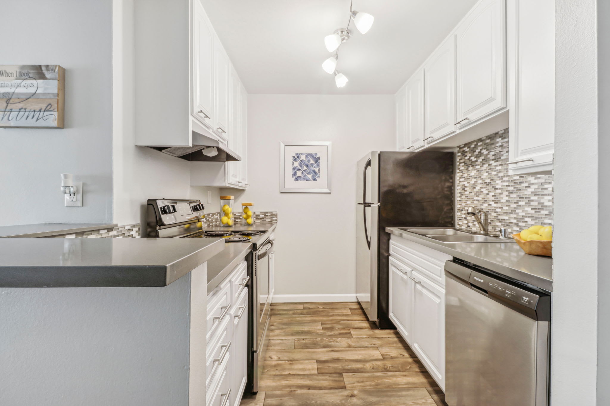 10538 La Reina Avenue – photo 2