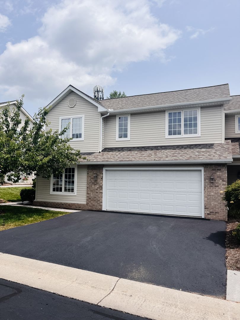 3 Bedroom 2.5 Bath Townhouse with 2 Car Garage – photo 2