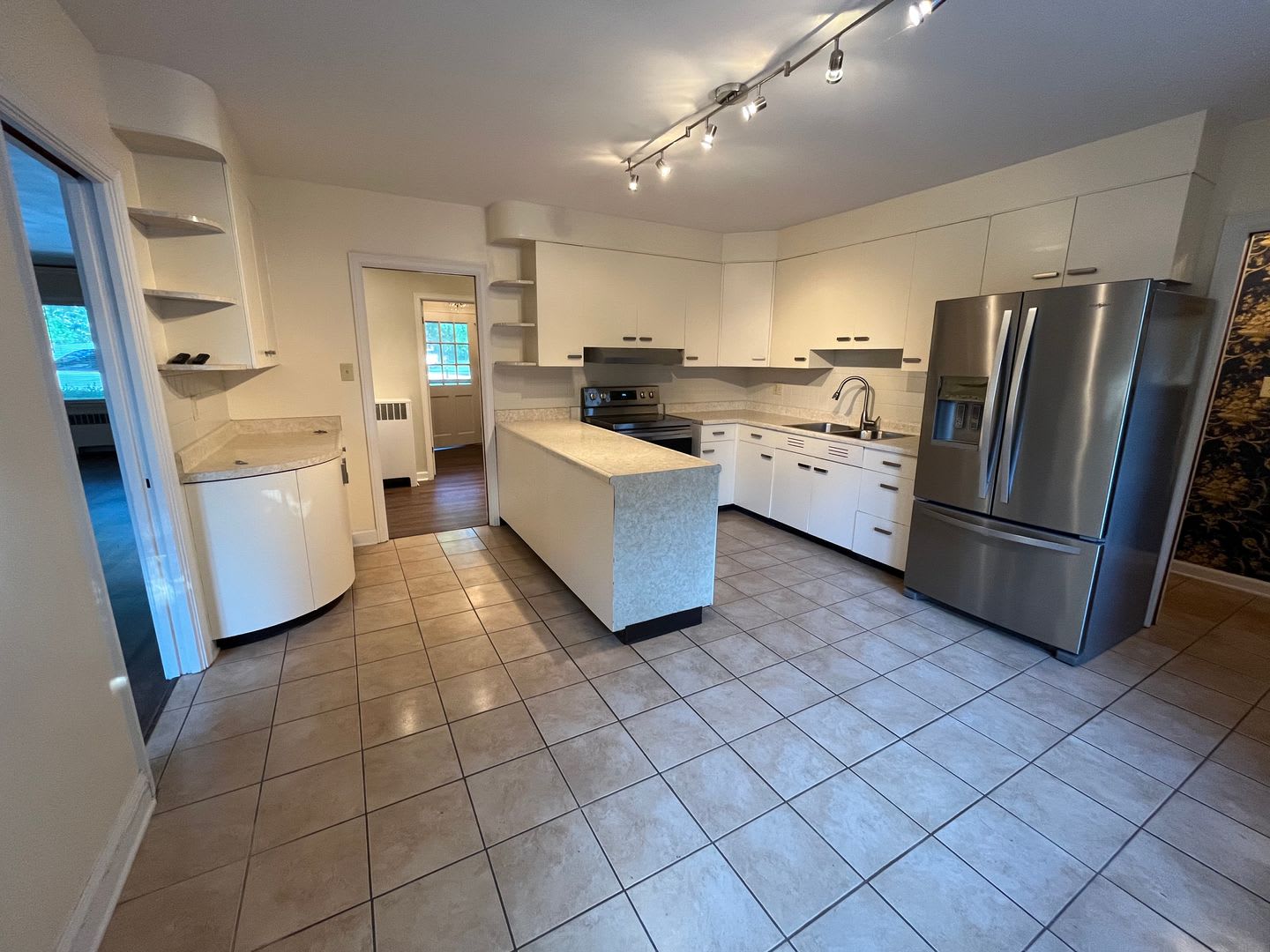 3323 Lakeshore Dr. – photo 2