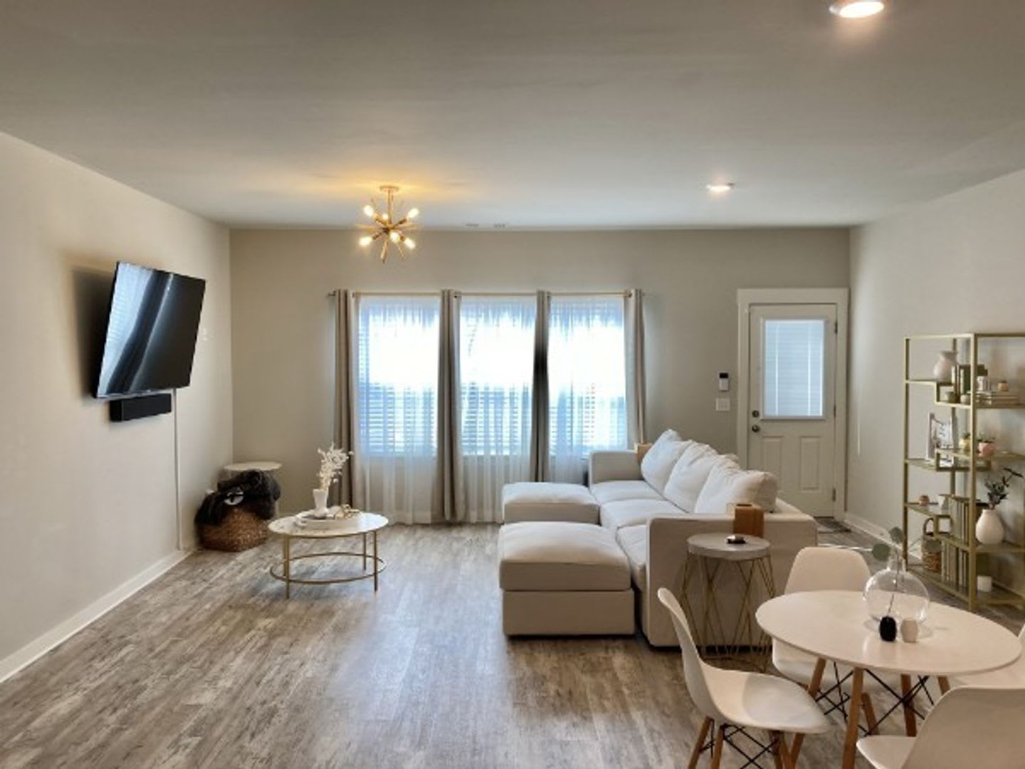 Spacious Condo with 2 Car Garage! – photo 2