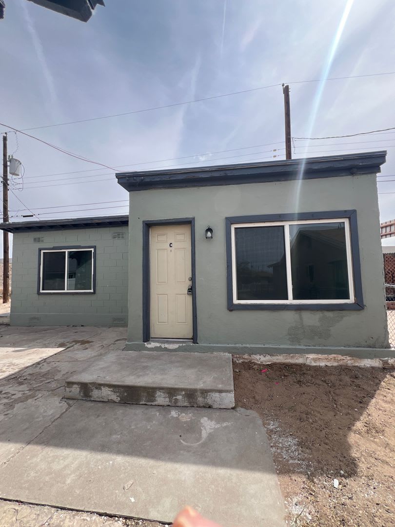Cute Casita Style Living in historic Albuquerque 1 Bedroom 1 Bath. – photo 1