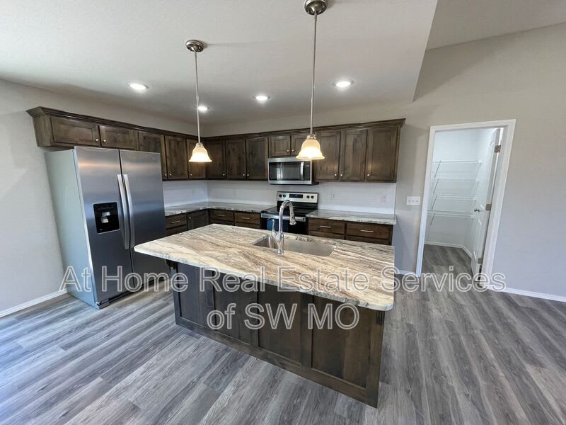 653 Southgate – photo 4