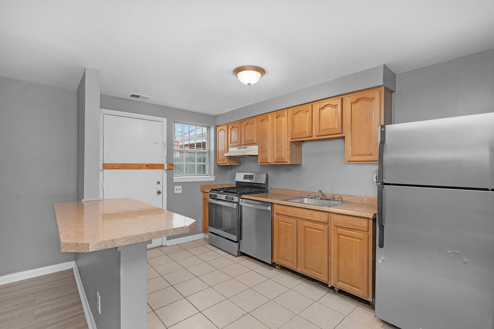 Newly Renovated 3 Bedroom in Old Town Baltimore! – photo 3