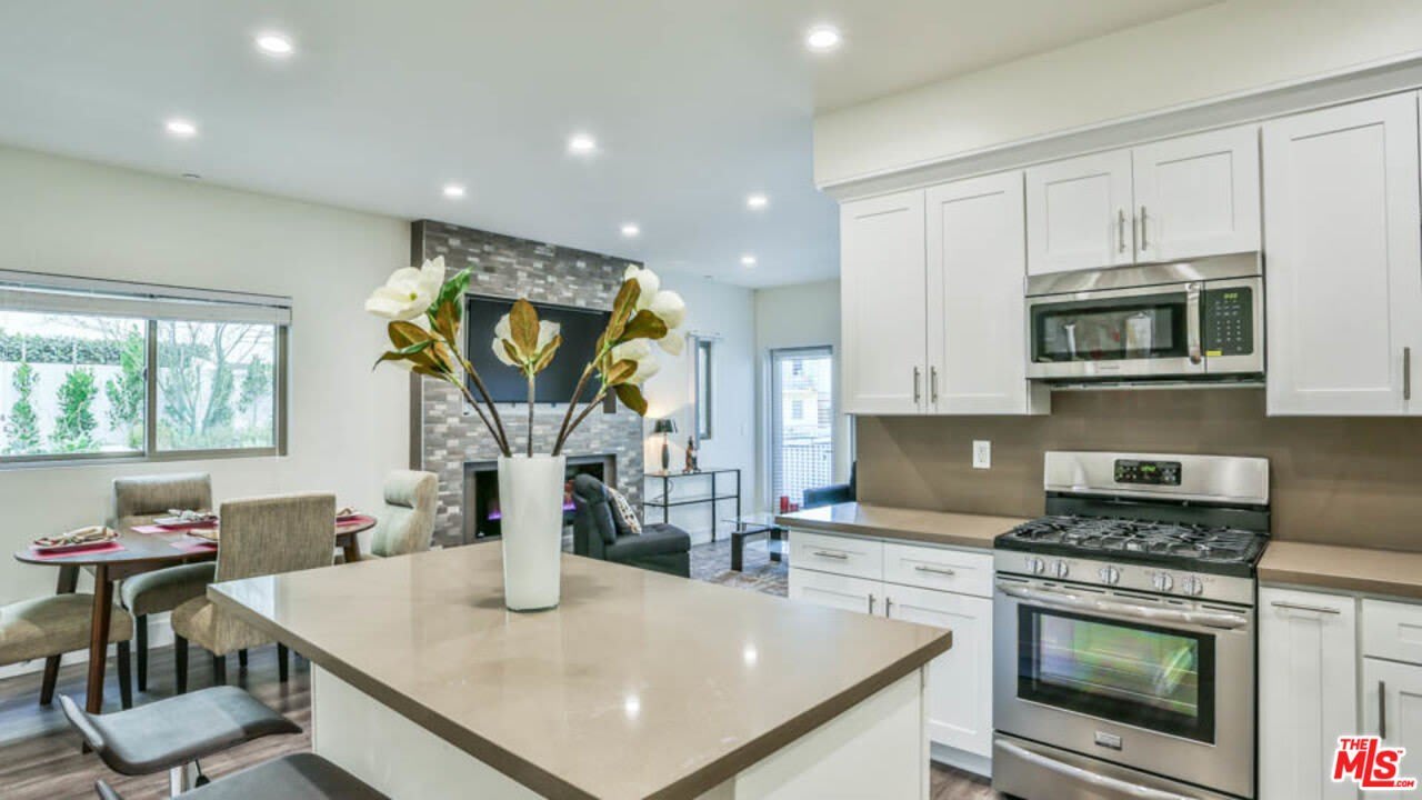1424 S Bentley Ave – photo 2