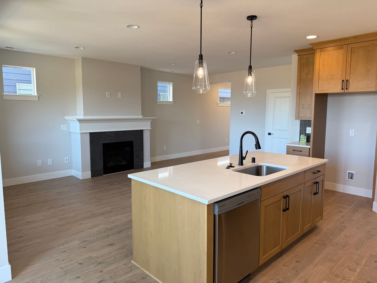 Beautiful Ridgefield Home With Modern Finishes Spacious Layout Attached Garage And Convenient Access To Shopping Parks I 5 – photo 5