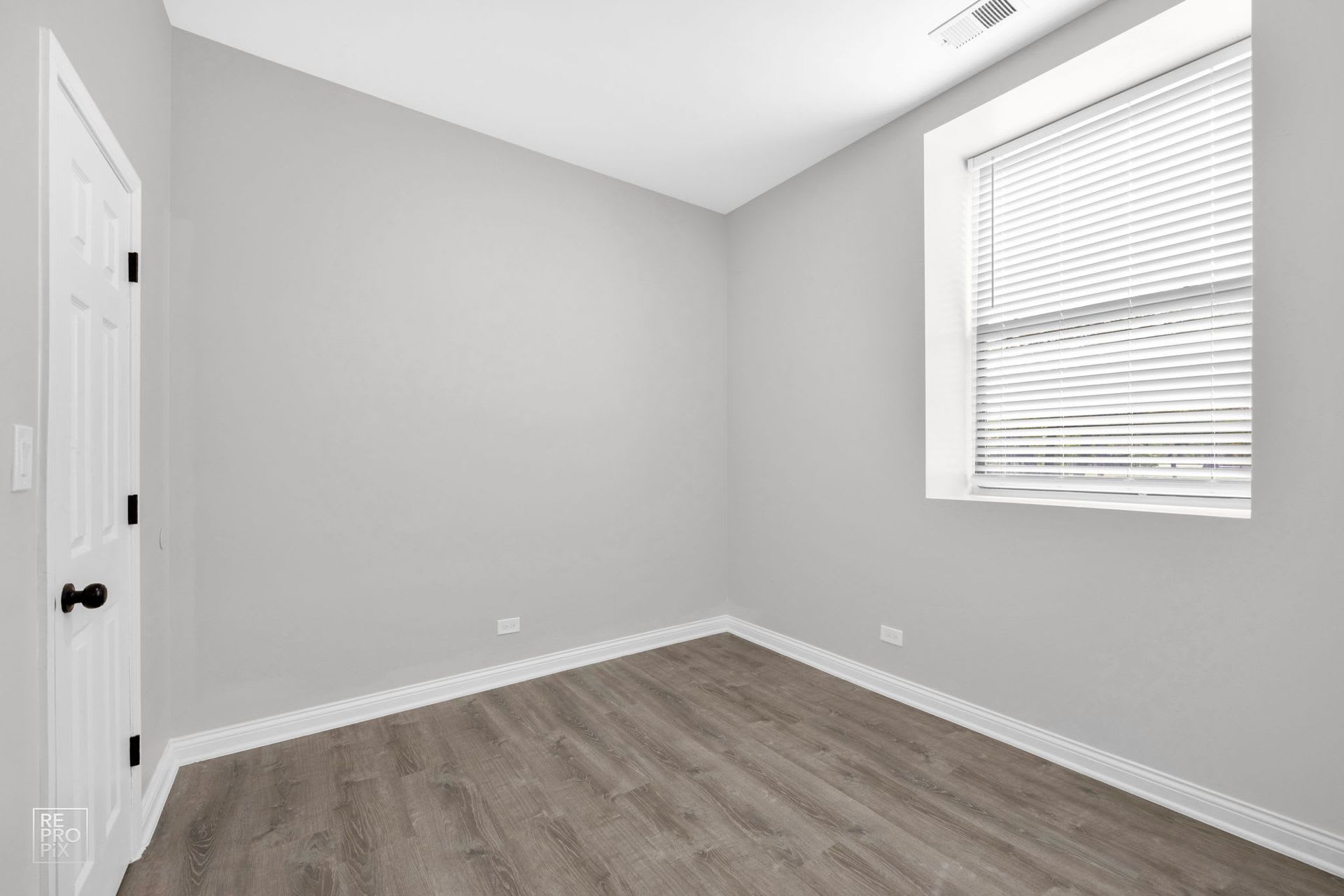 801 E Drexel Square Hyde Park Apartments – photo 2