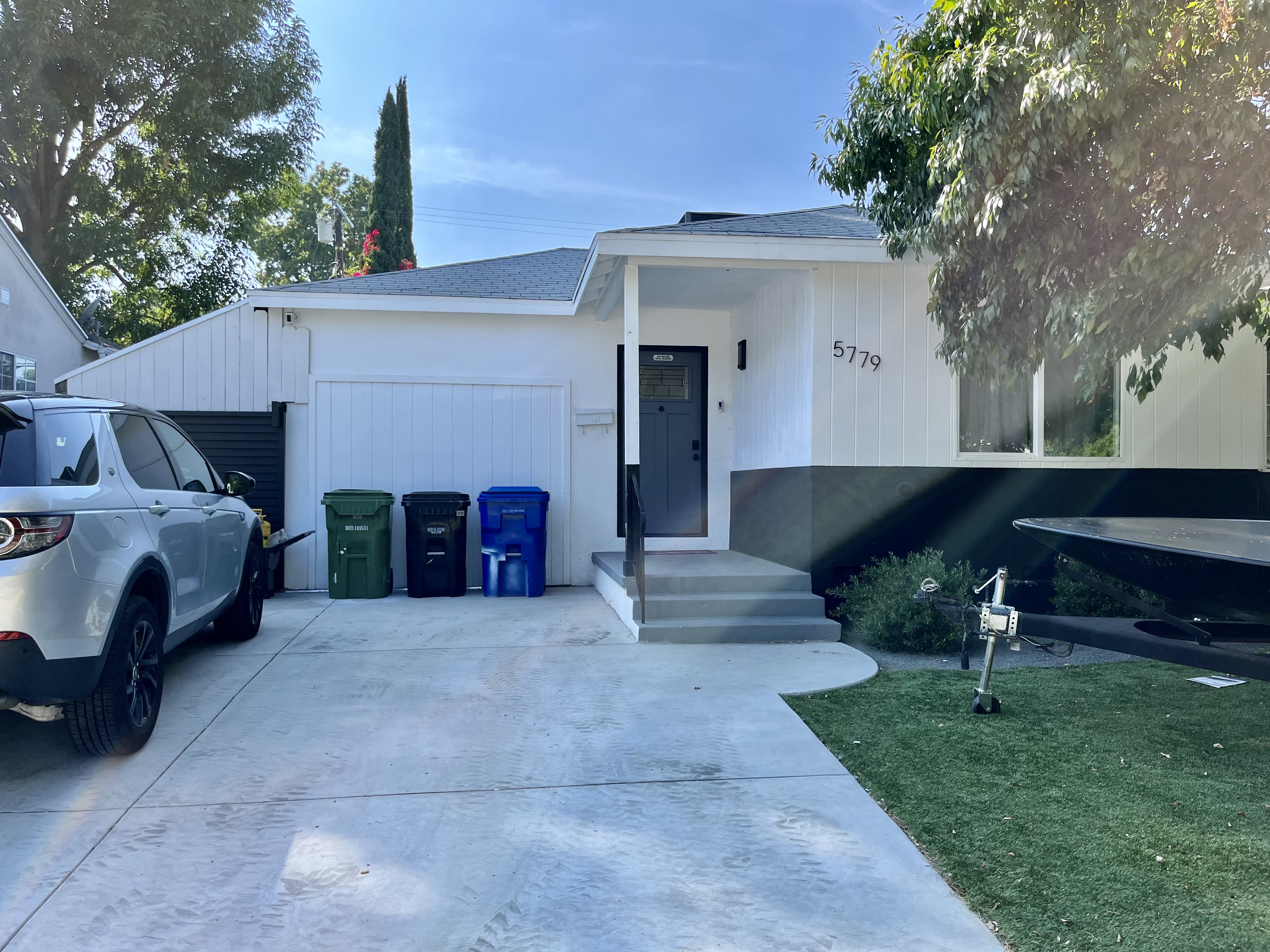 5779 Enfield Ave – photo 2