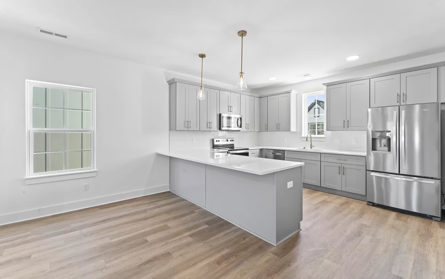 700 N Dupont Ave – photo 2