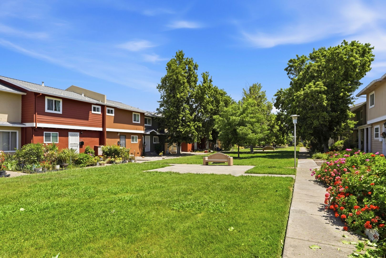 FULLY REMODELED 3-BEDROOM TOWNHOME – TWO CAR GARAGE – photo 3