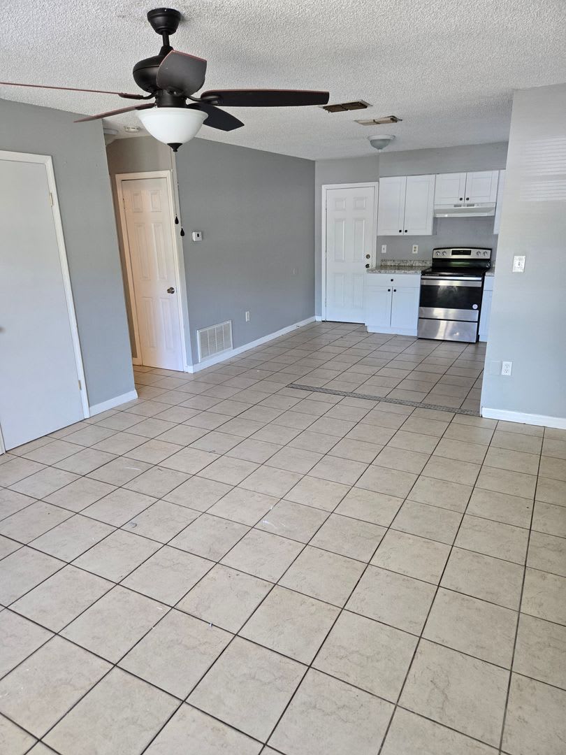 2 BED / 1 BATH DUPLEX (MOVE IN SPECIAL 1/2 OFF 1ST MONTH'S RENT) – photo 3