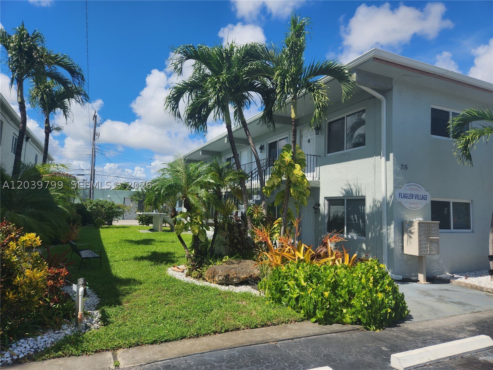 715 NE 2nd Ave – photo 2