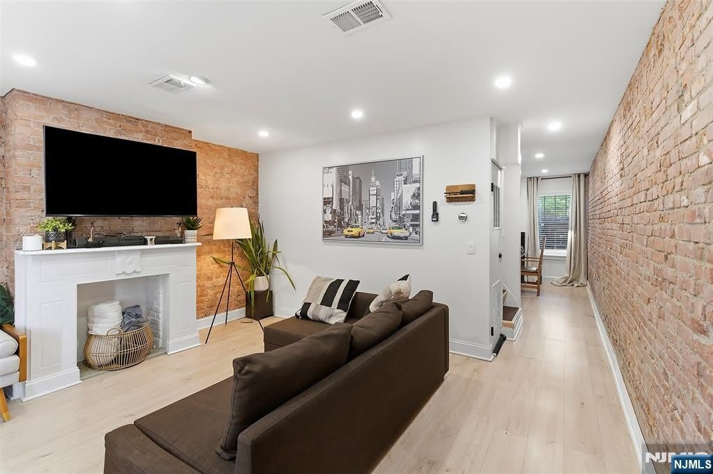 22 8Th Avenue – photo 4