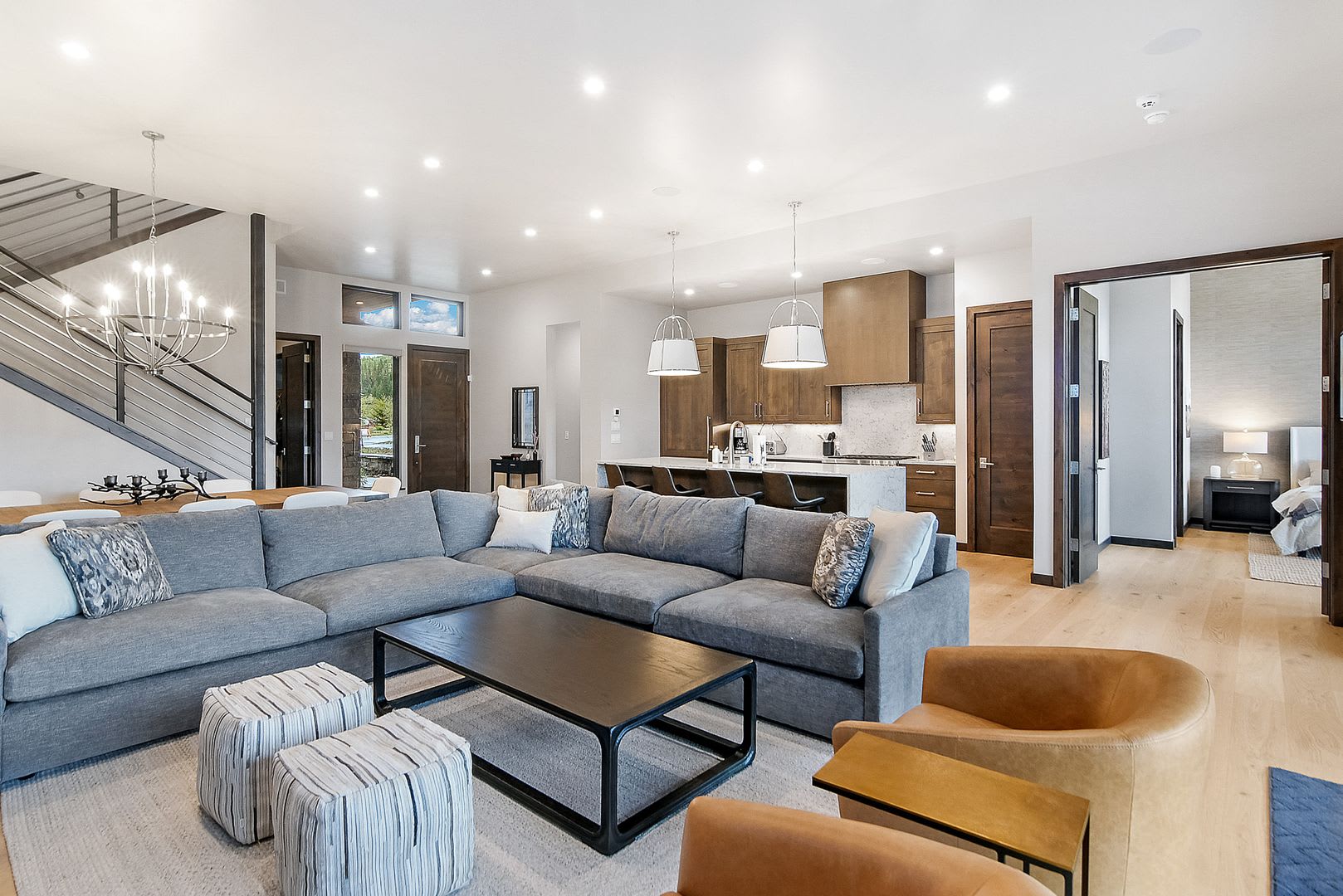 All Utilities Included Luxury Rental Is An Entertainers Dream Space Views Amenities Easily Go To And From The Mountain With Moonlit Soaks In The Hot Tub – photo 3