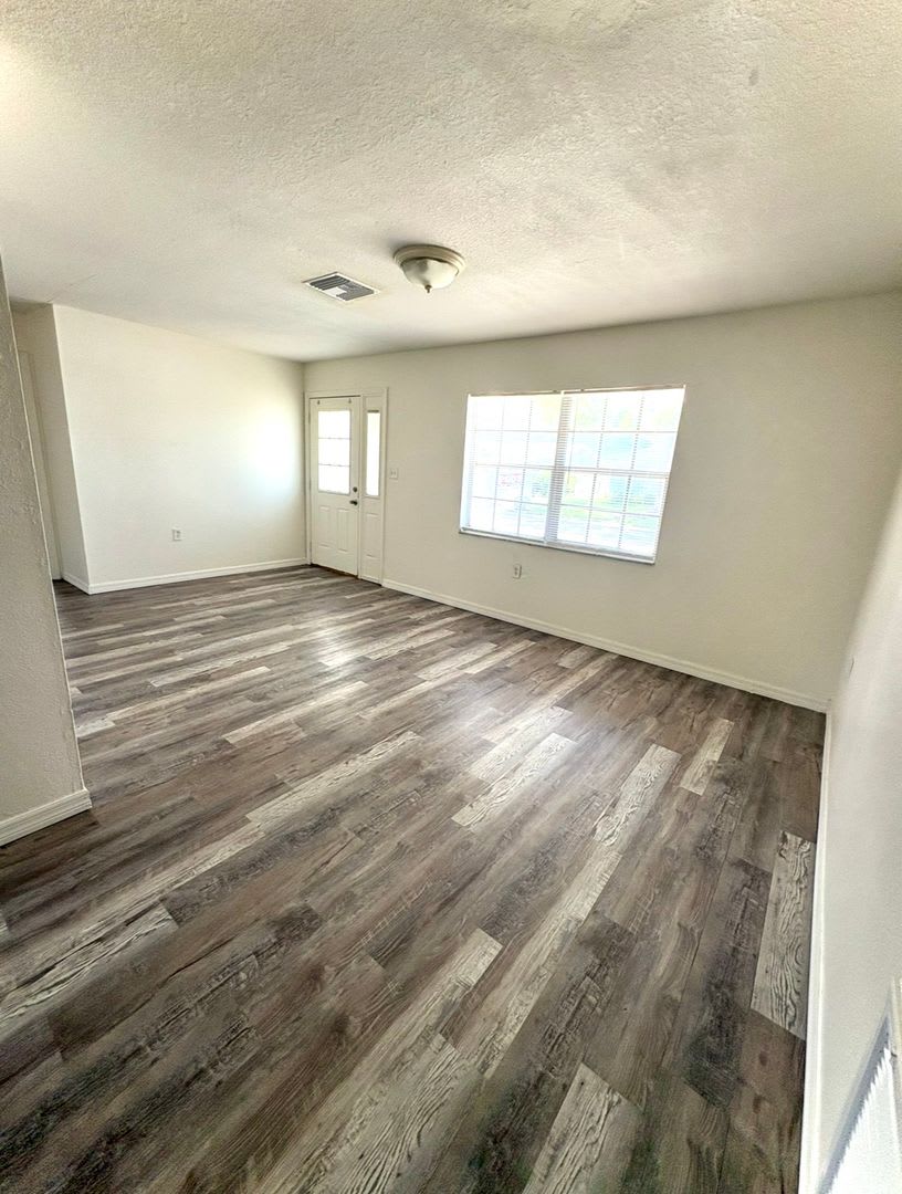 3 Bedroom 1 Bath Single Family Home – photo 2