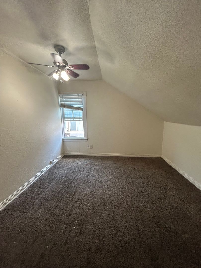 Upstairs one bedroom available now on Emerald between Cass and Bayard – photo 2