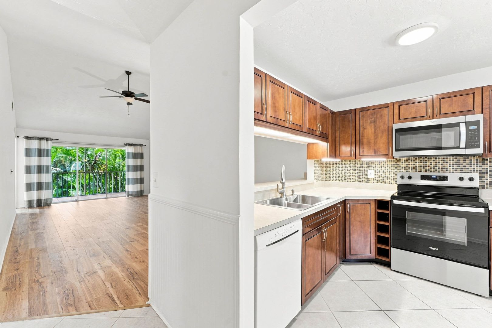 2 bedroom, 2 bath in Woodmere Racquet Club – photo 3