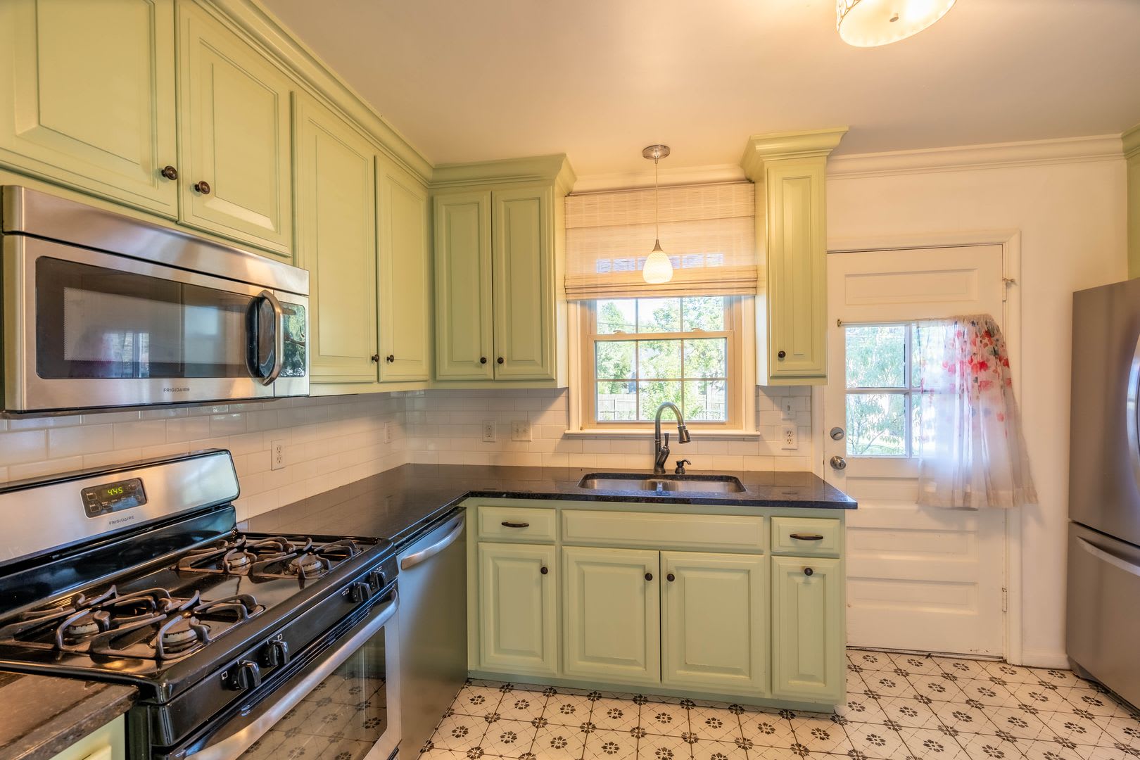 MUST SEE- Updated kitchen/Hardwood floors!! – photo 5