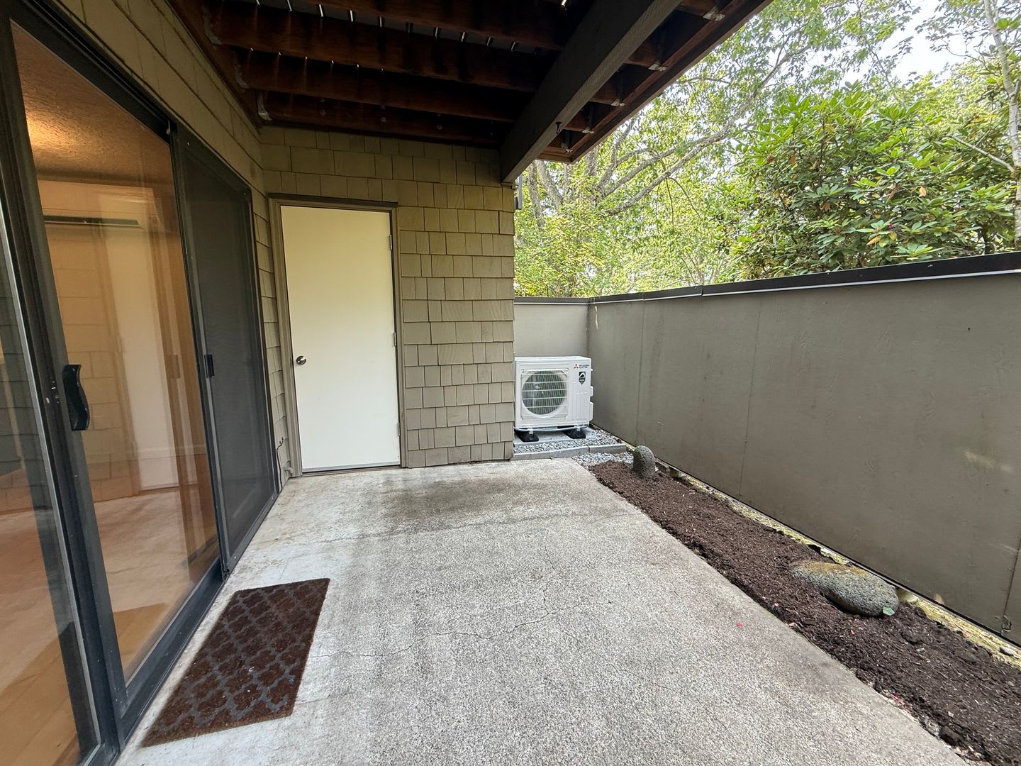 Remodeled Lake Oswego Condo Quiet Neighborhood Pool A C – photo 3