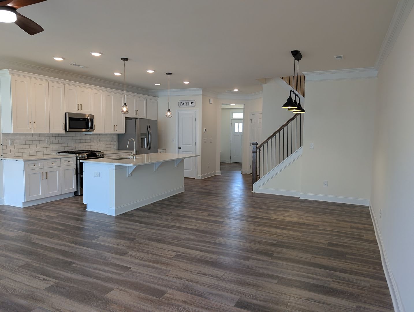 Beautiful 3 Bedroom, 2.5 Bathroom Townhome in Harrisburg Village. Don’t Miss Out! – photo 2
