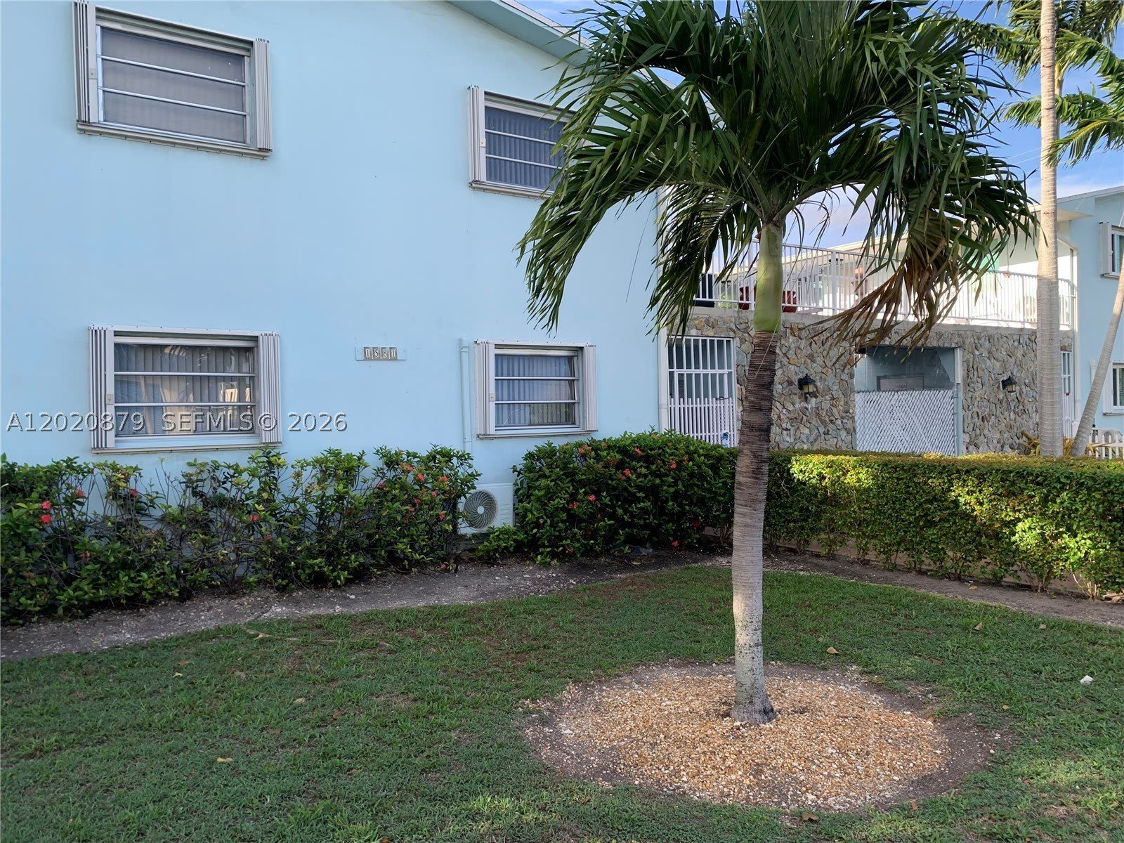1581 Ne 8Th St – photo 2