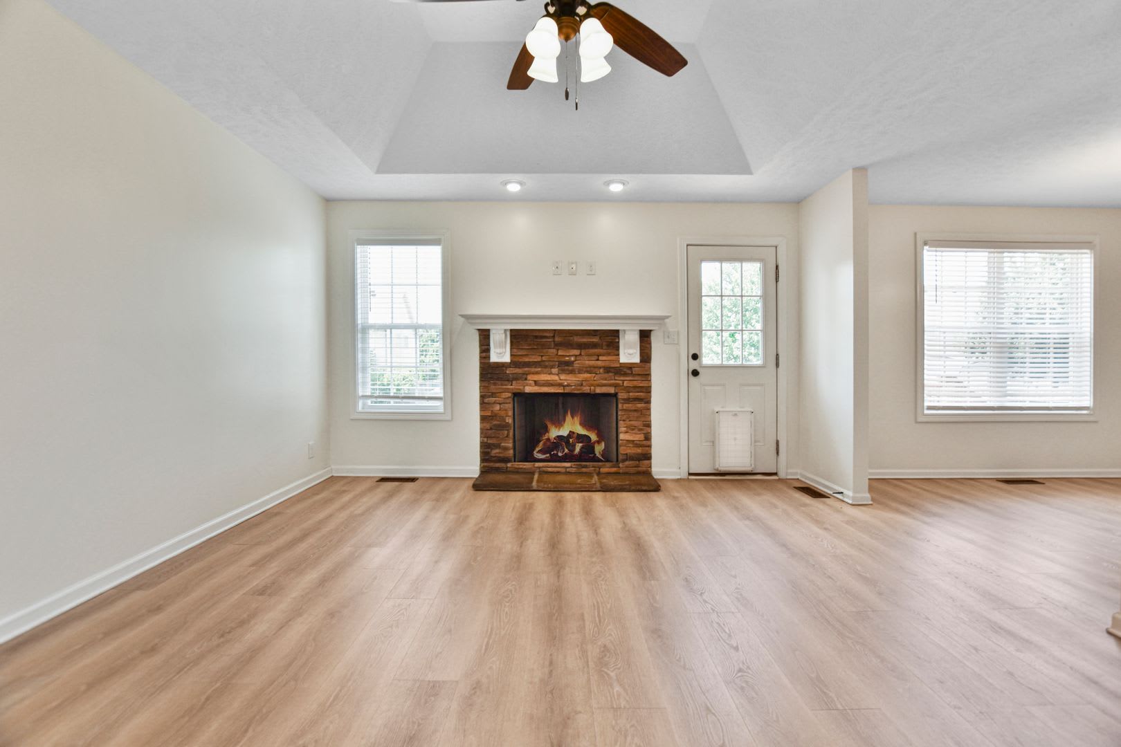Pet Friendly Three Bedroom with Bonus! – photo 2