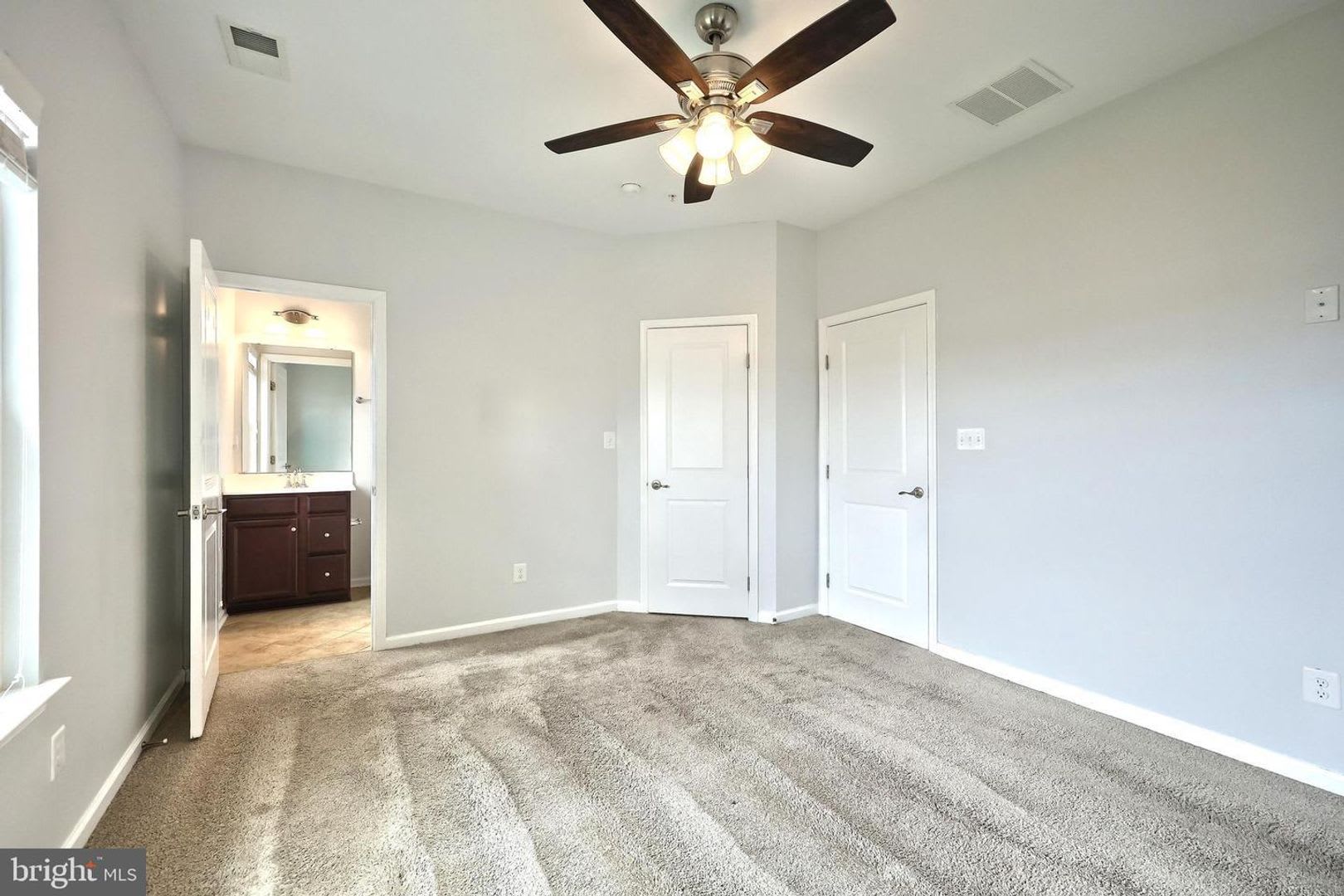 End Unit Townhome in Regents Glen Community! – photo 4