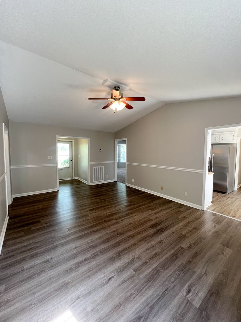 Move In Special Available Large Deck And Fenced Backyard – photo 5