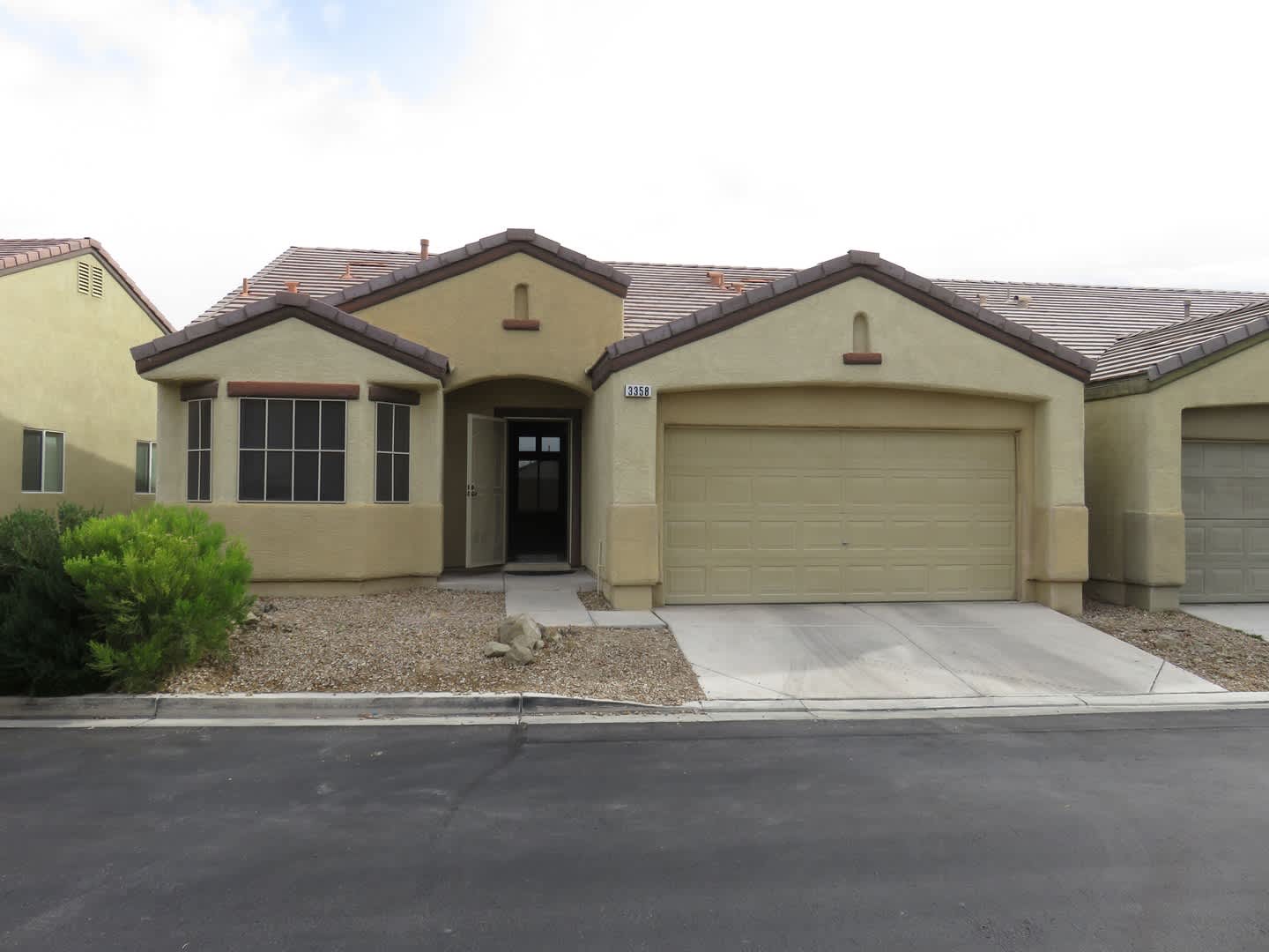 Huge family room with kitchen nicely tucked in the middle. – photo 4