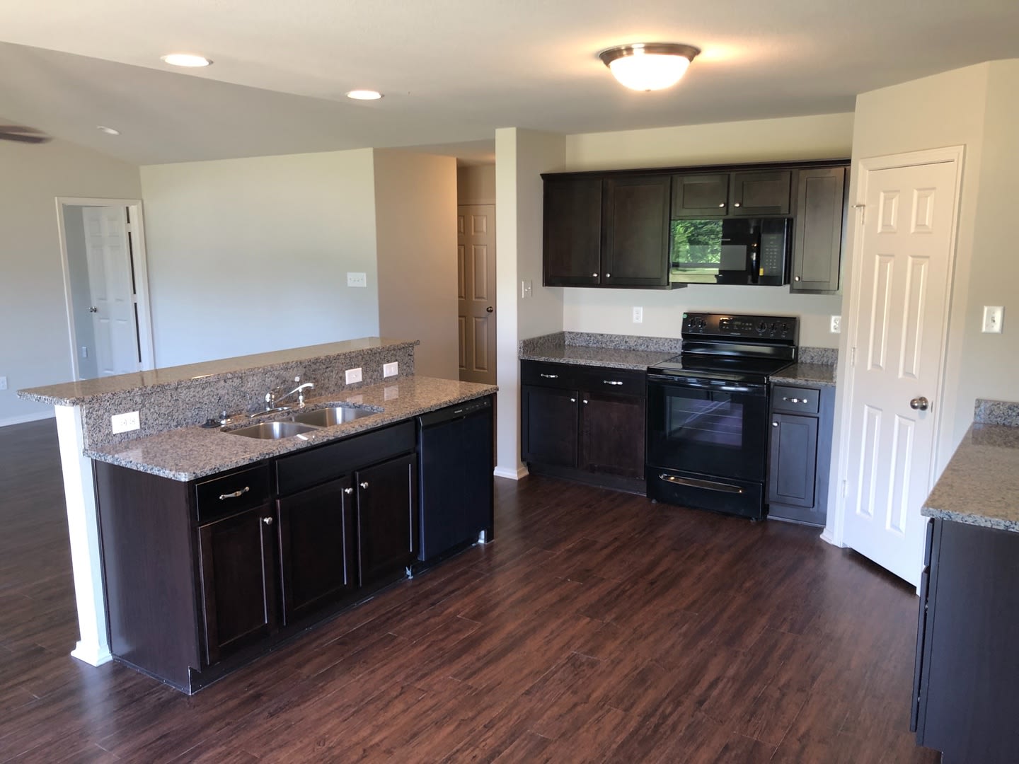 3bed 2bath Home in Valley View – photo 5
