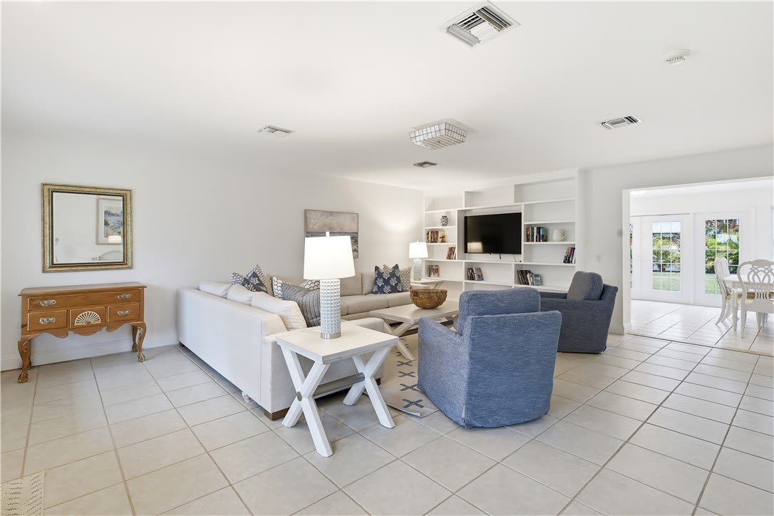 725 Dahlia Lane – photo 2