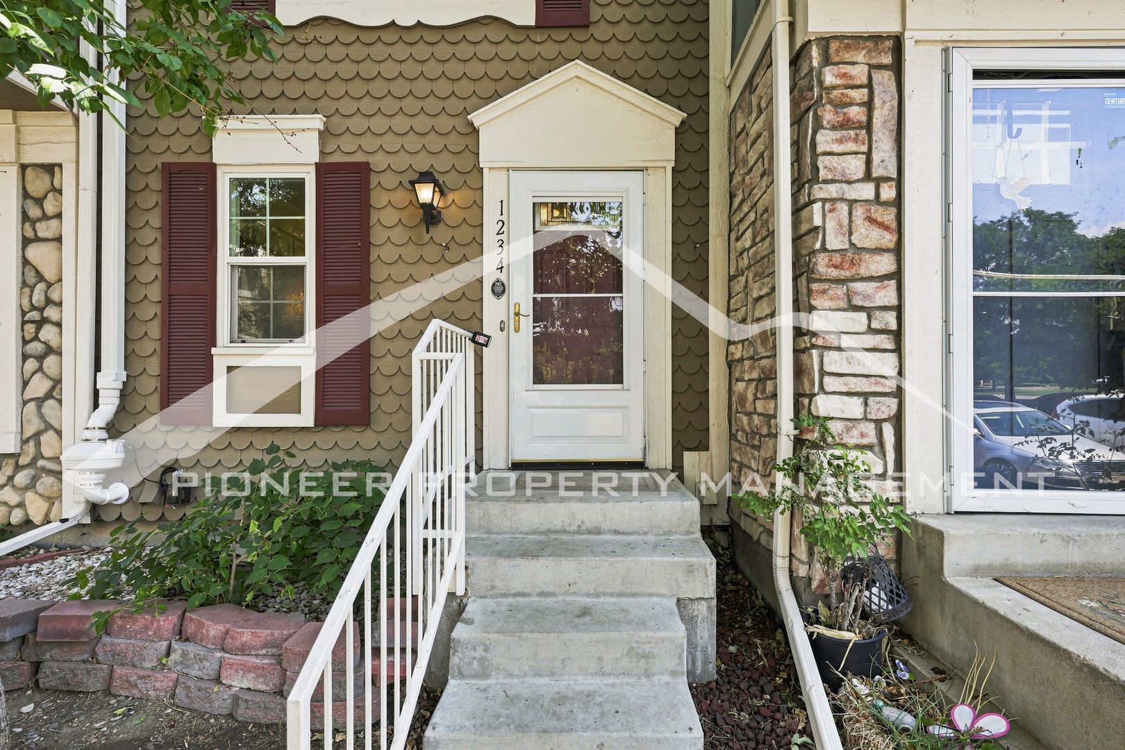 Spacious Townhome in Aurora with AC and Patio! – photo 2