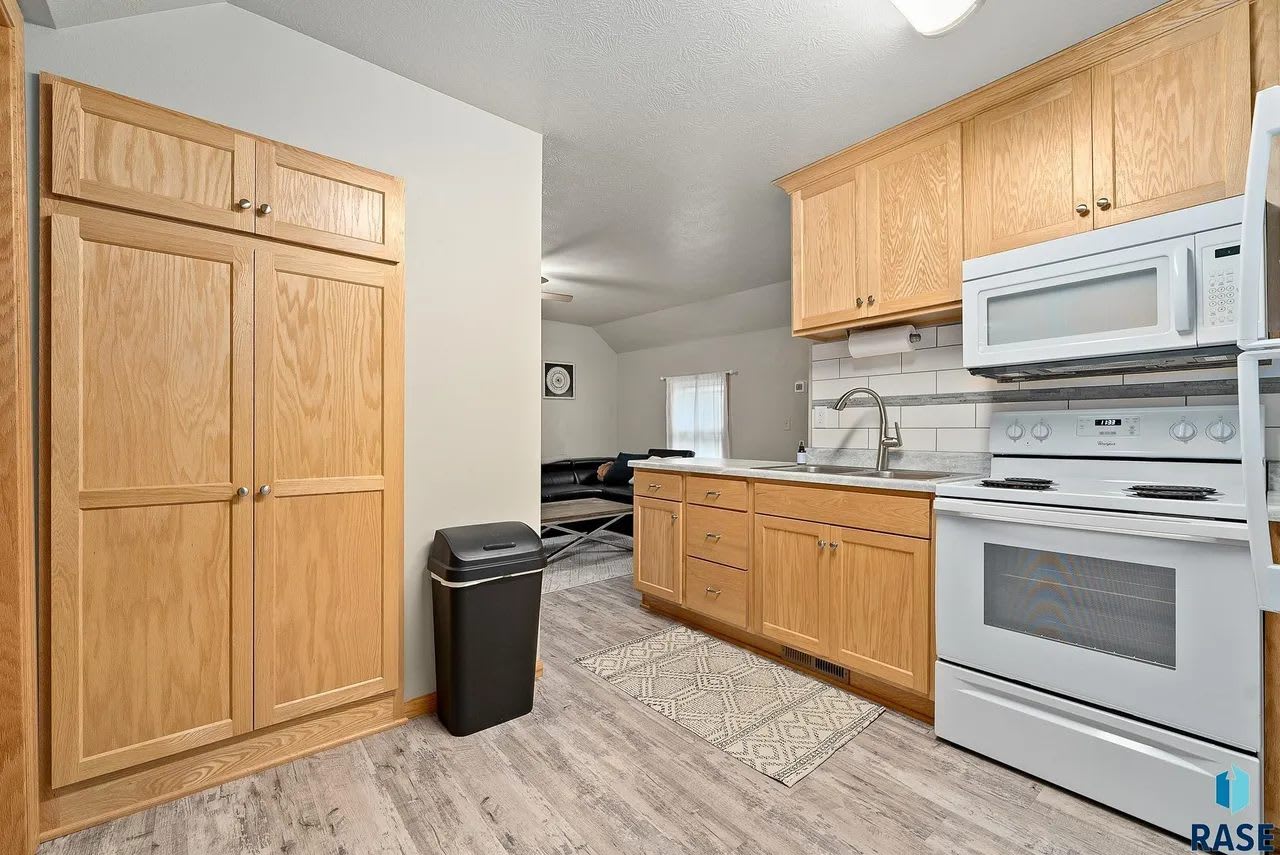 2517 South Duluth Avenue – photo 5