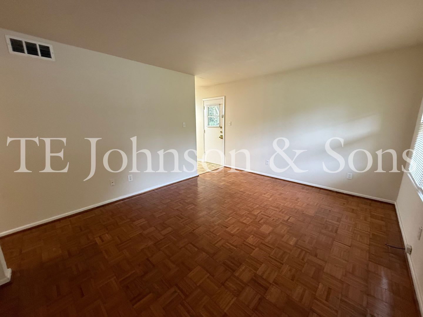 Charming 4 Bedroom Ranch with Fenced Yard and Hardwood Floors – photo 2