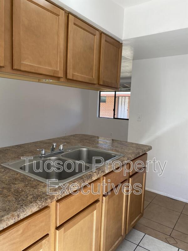 1646 North Beverly Avenue – photo 2