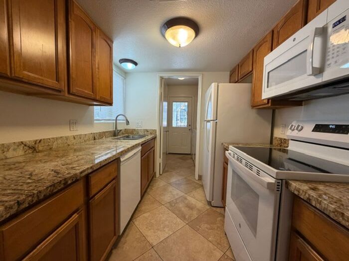 1015 East Cochise Drive – photo 4