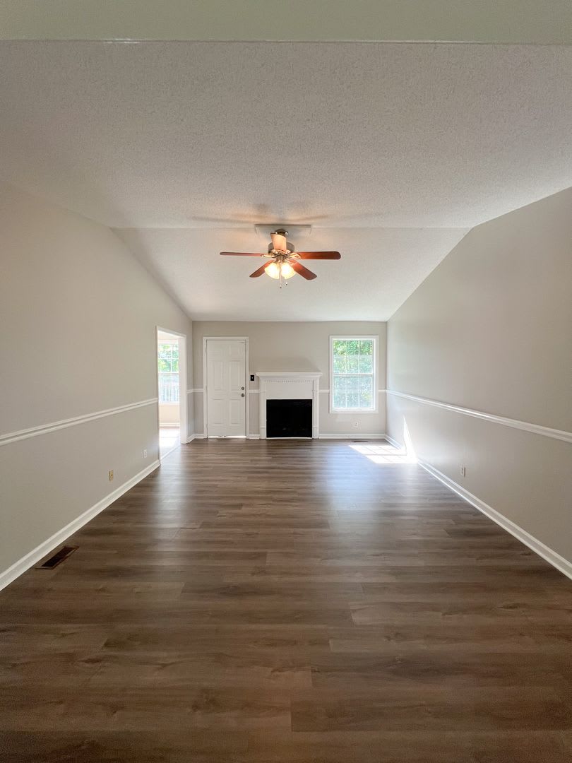Move In Special Available Large Deck And Fenced Backyard – photo 3