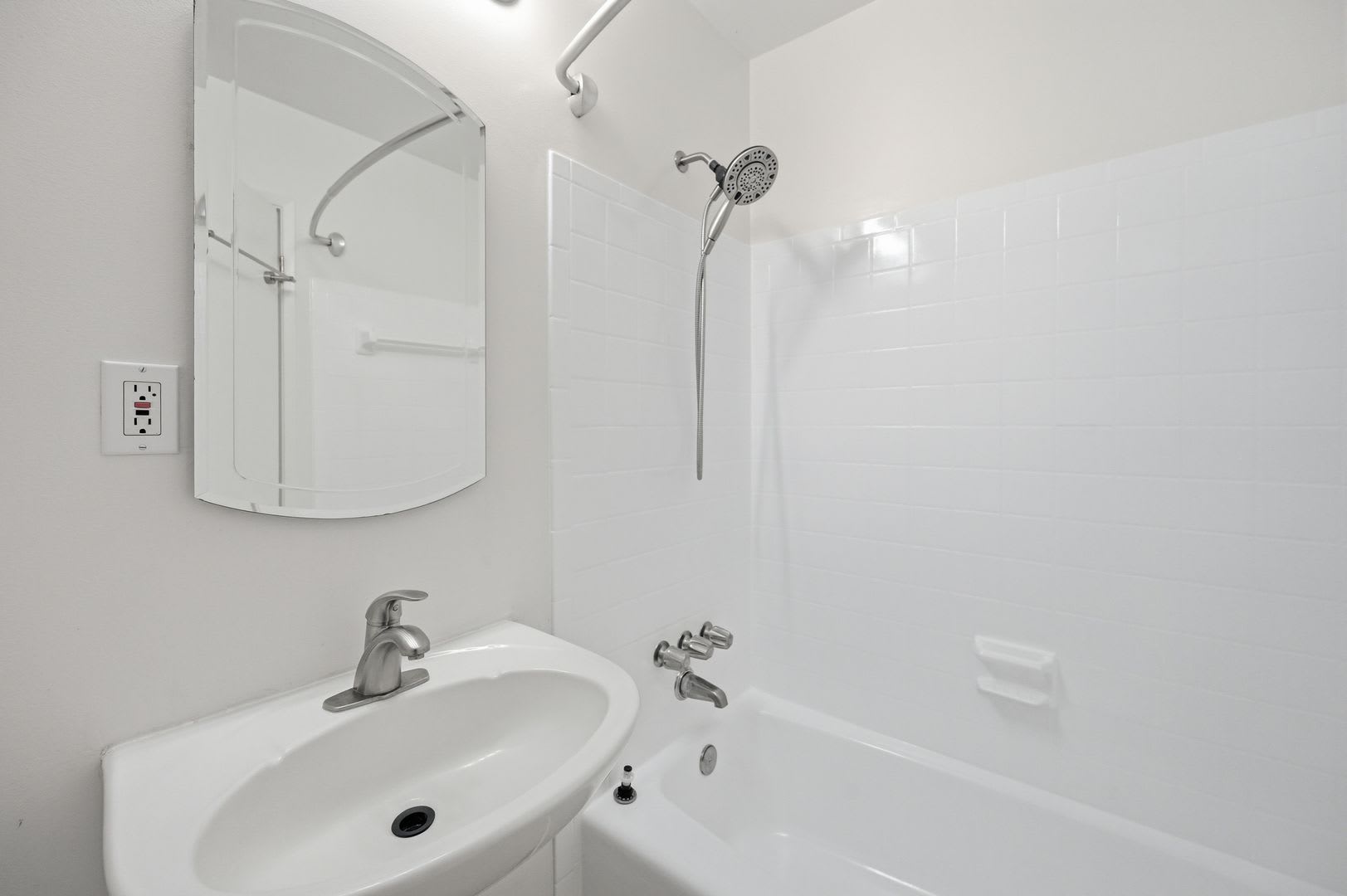 4Br 2 Full 2 Half Bath Townhome In Reston – photo 4