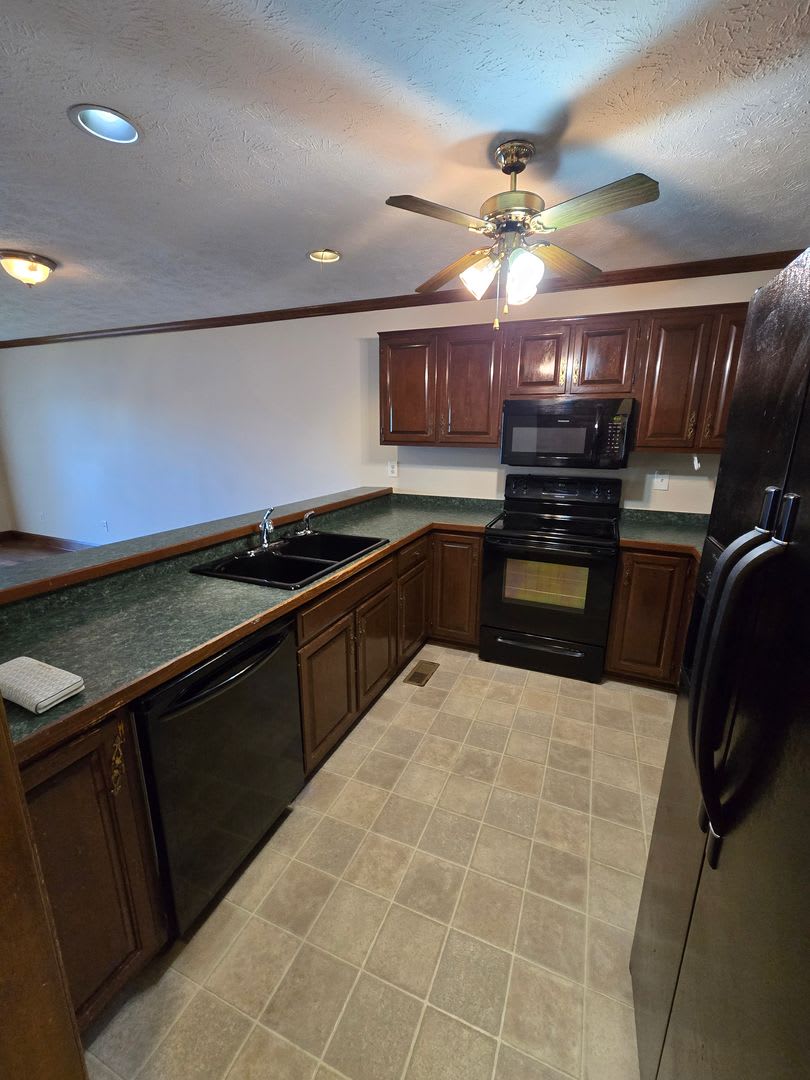 Spacious Townhouse for Rent! – photo 4