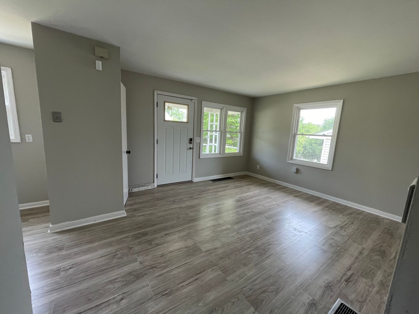 Well-maintained 3-bedroom, 2-bathroom single-family home – photo 3