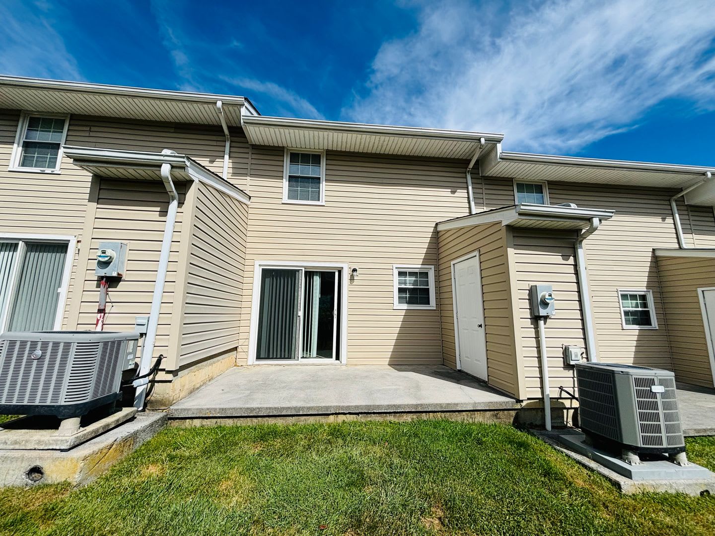 2 Bedroom, 1.5 Bath Townhouse – photo 3