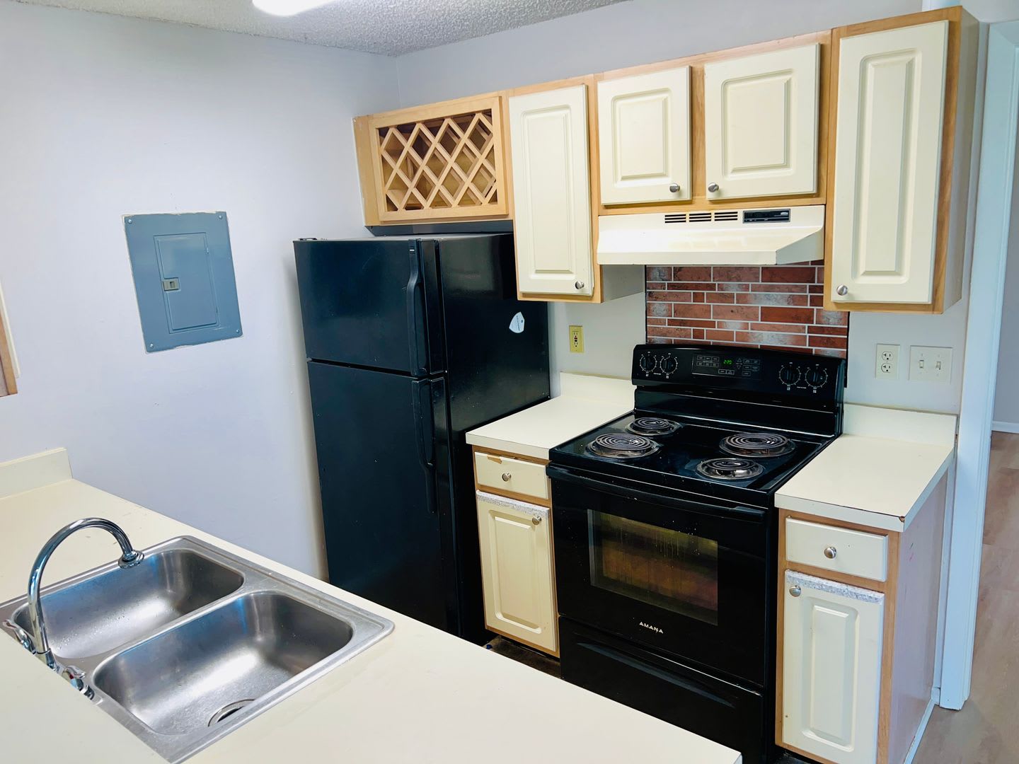 Move In Now New Laminate Plank Flooring Fresh Paint Spacious 2Nd Floor 2Bd 2Ba Condo In Gated Community Large Screened In Balcony – photo 5