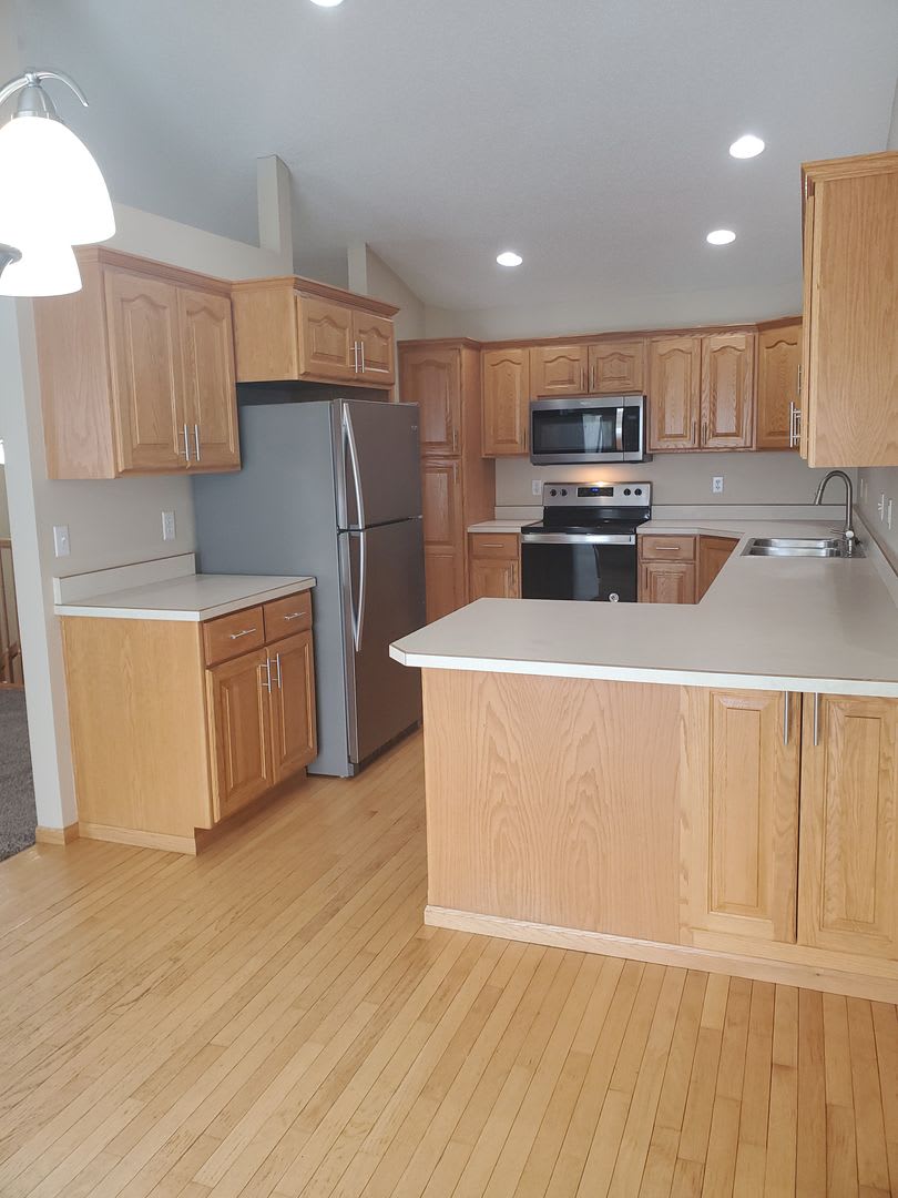 3 Bed 2 Bath Twin Home Fenced Yard Double Garage – photo 2