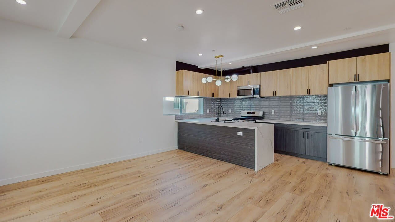 16012 Cantlay St – photo 5