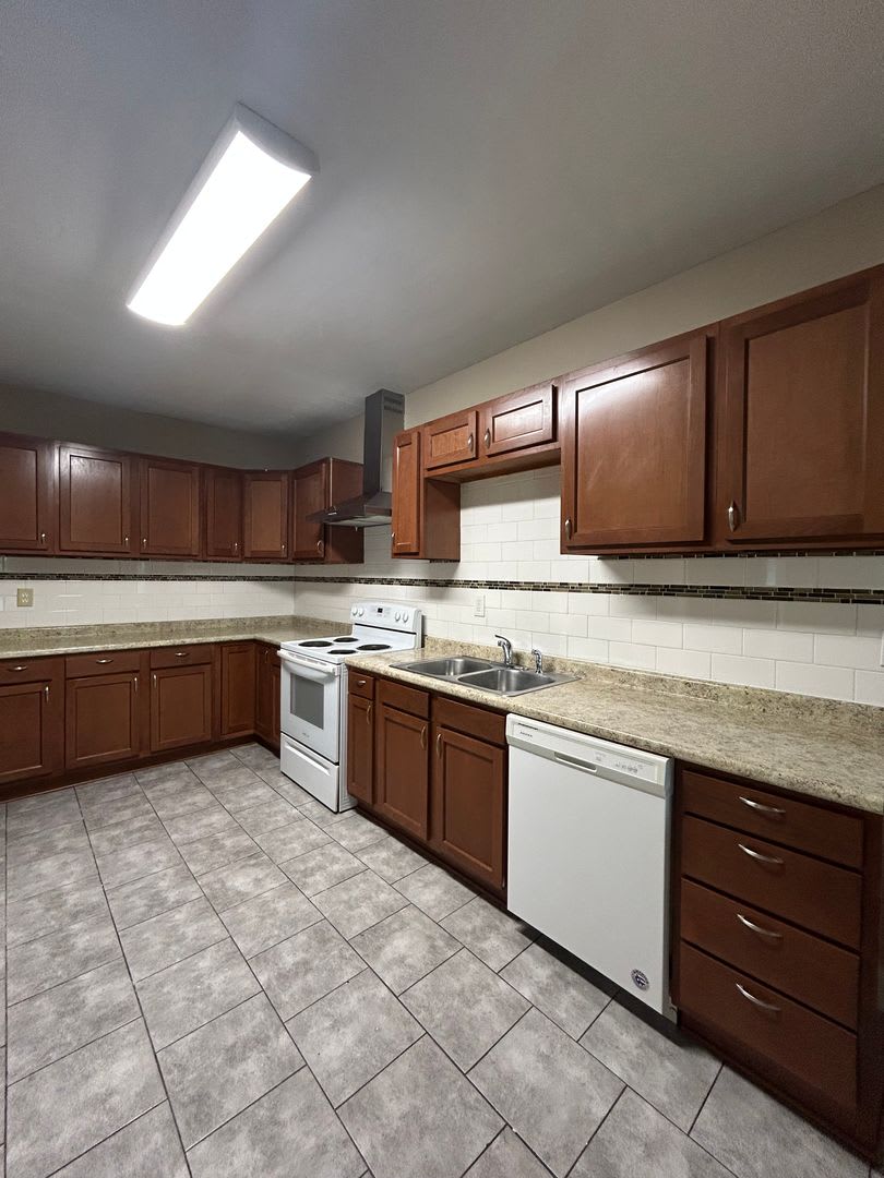 Timeless Charm Meets Modern Comfort – Spacious 3 Bedroom Duplex Near Downtown Omaha – photo 5