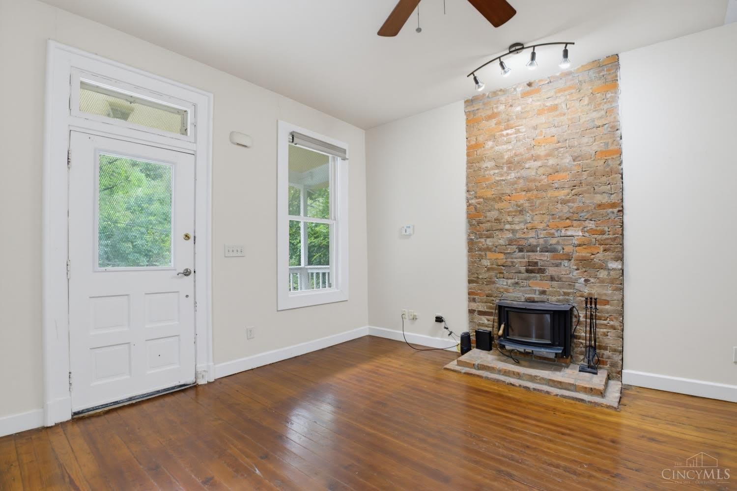 760 Straight Street – photo 2