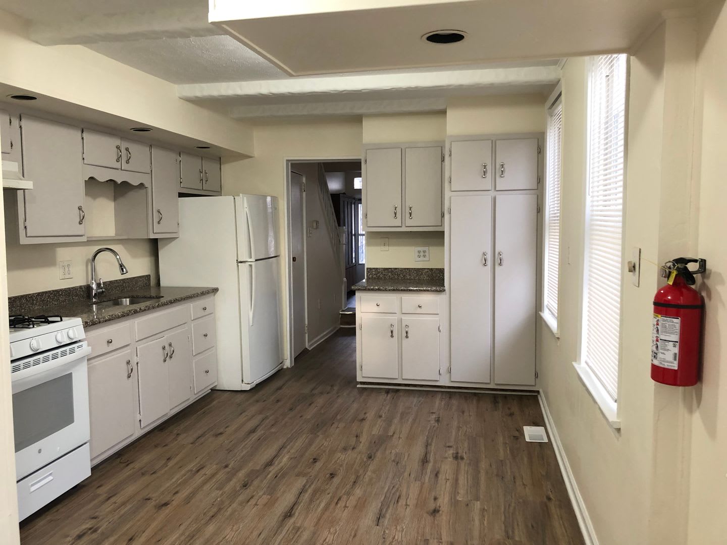Great Home In Villa Park Improvements Underway Spacious Living Area And Eat In Kitchen Laundry Hook Ups Basement Parking – photo 4