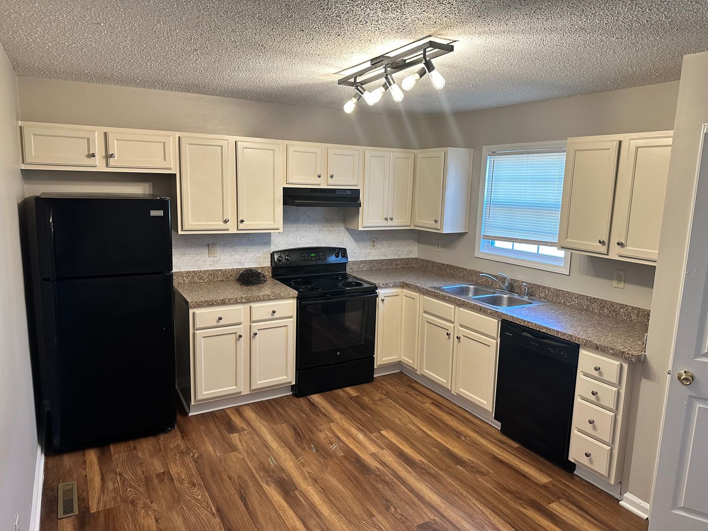 Spacious Two Bedroom Townhome In Kannapolis – photo 3